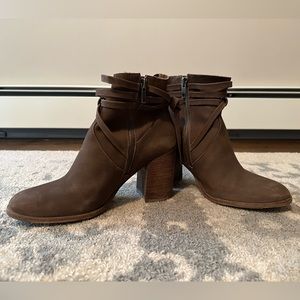 Low rise, chunky Steve Madden heeled boots (Size 8)